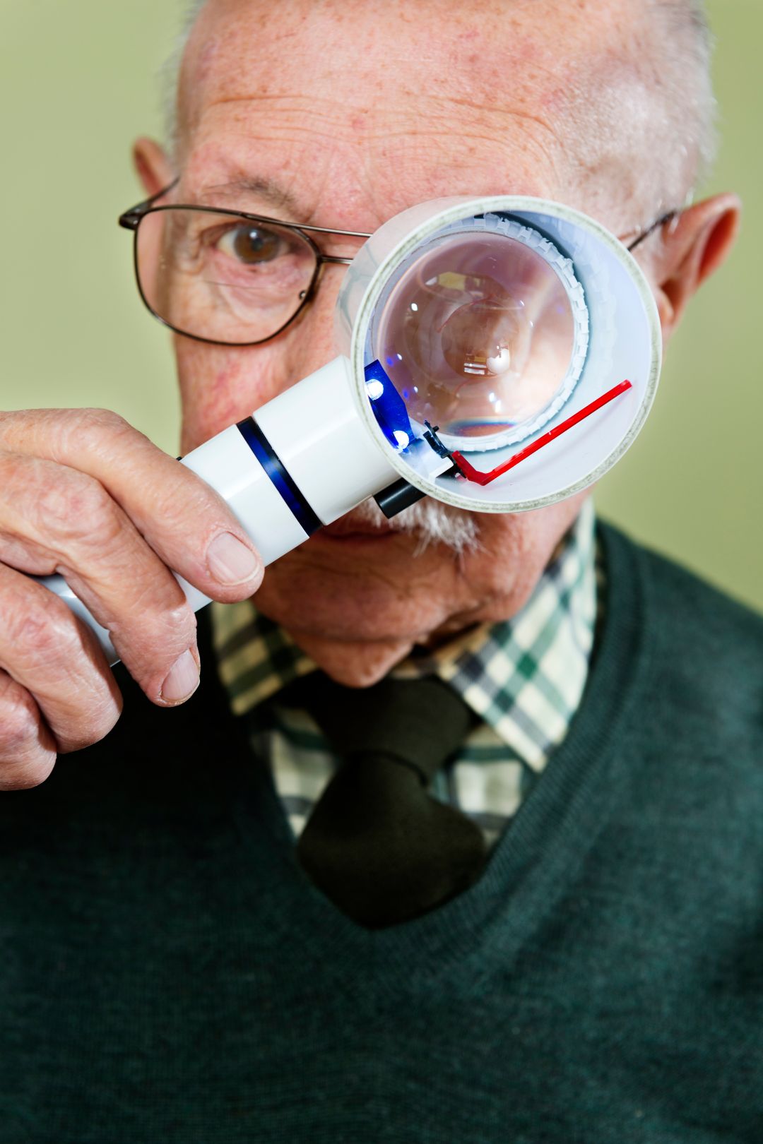 Examen de retina para pacientes con diabetes en ojos. | Oftalmología Boutique - OPTISA